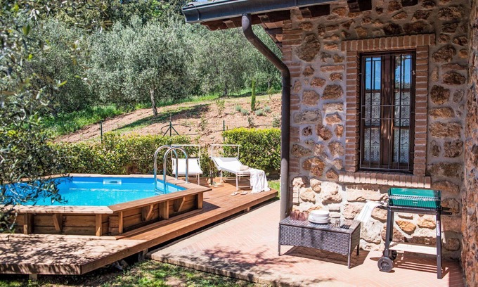 La Pesta House | Beautiful private villa with private pool, A/C, WIFI, TV, patio, pets allowed and parking