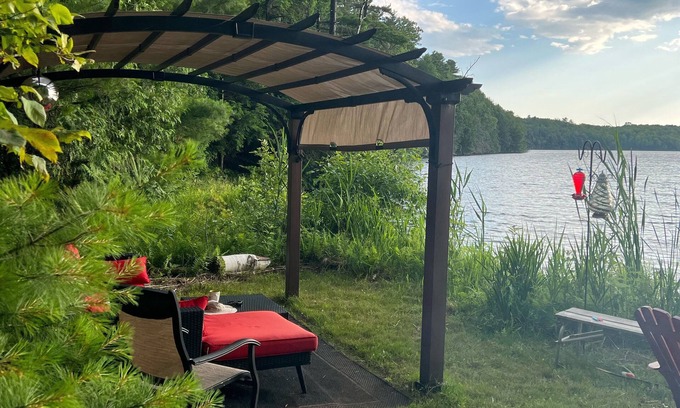 Sharbot Lake Cottage | Beautiful private waterfront cottage