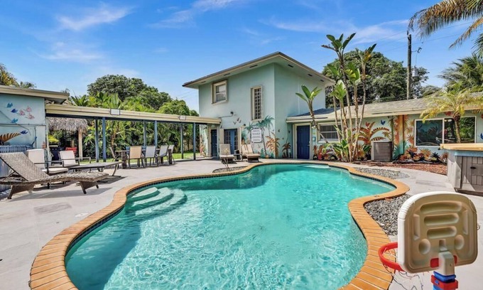 Parkside House | BEAUTIFUL PRIVATE RESORT 7 bedrooms 5 baths pool house