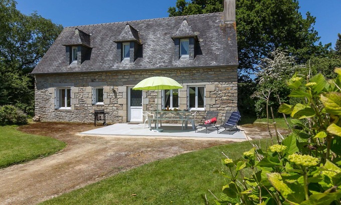 Sizun Villa | Beautiful private villa for 5 guests with WIFI, TV, pets allowed and parking