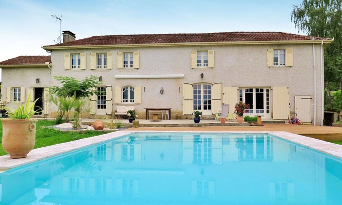 Nassiet Villa | Beautiful private villa for 9 people with WIFI, private pool, A/C, TV, terrace and parking