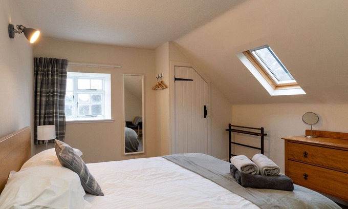 Alvie House | Beautiful private villa for 8 people with WIFI, TV, patio, pets allowed and parking