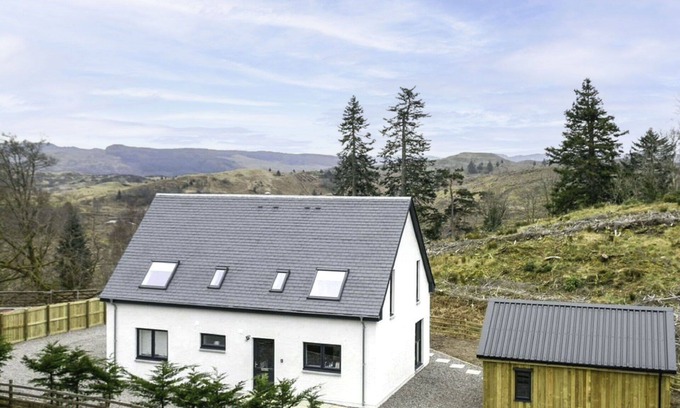 Oban House | Beautiful private villa for 6 guests with hot tub, WIFI, TV, patio and pets allowed