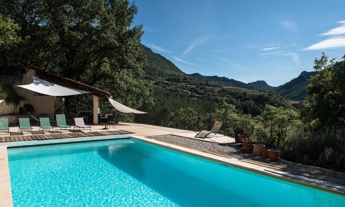 Montaulieu House | Beautiful provencal house with a view, hanging gardens & a great swimming pool