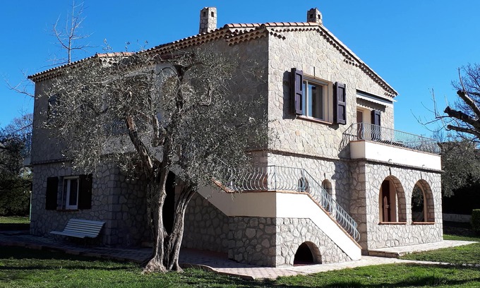 Saint-Jacques House | Beautiful Provencal Stone Villa with Large Pool and Pool House