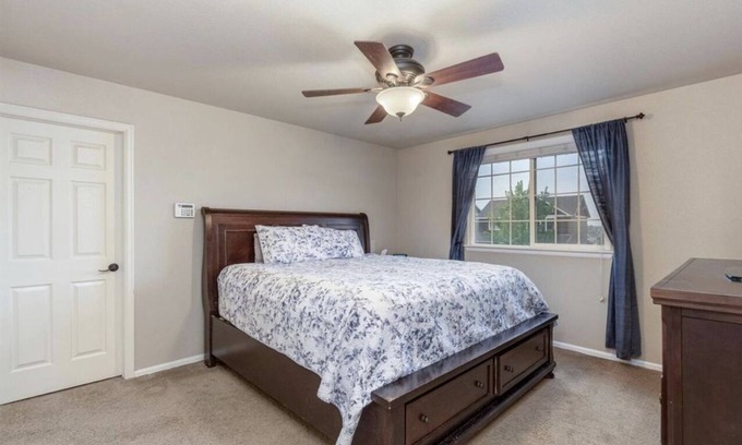Aurora House | Beautiful quiet bedroom nearby Walmart and hospital