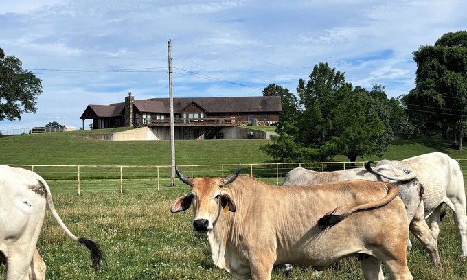 Moodys Other | Beautiful Ranch House within 15 minutes of the Illinois river, and much more!