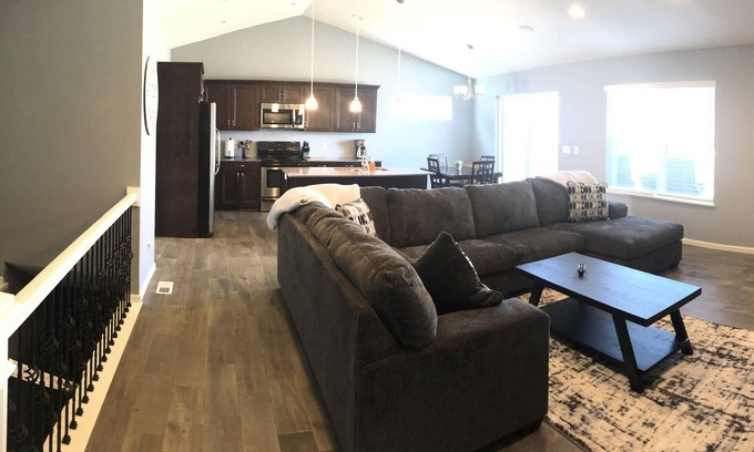Washburn House | Beautiful retreat for multi-family fun - 1 mile from Lost Island Amusement Park!