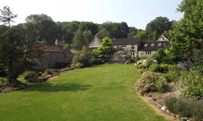 Claverton House | Beautiful River House, BathnRated AA 5 stars n8 -16 guests