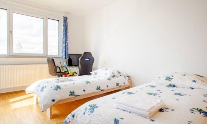 Kirchrode Apartment | Beautiful room with balcony direction to Messe