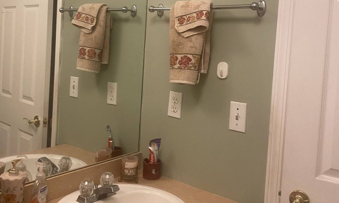 Selden House | Beautiful room with bathroom on nice dead end block
