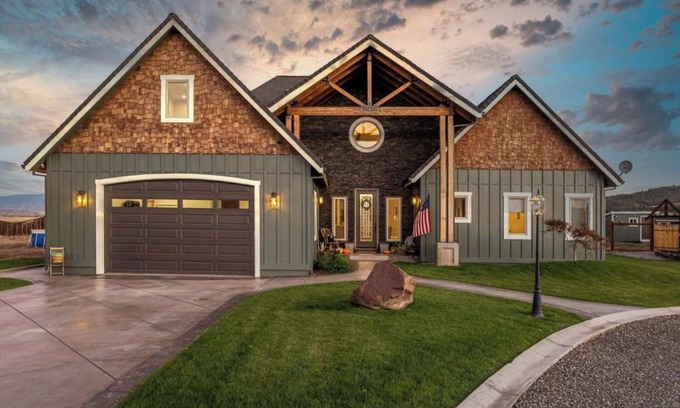 Yreka House | Beautiful rural home with spectacular views of Mt. Shasta 5 minutes from freeway