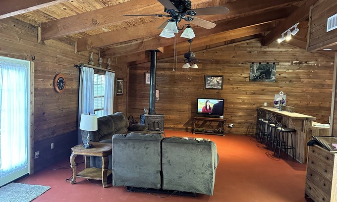 Granbury Cabin | Beautiful Rustic Cabin nJust 10 Minutes to Granbury square