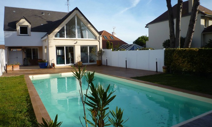 Ouistreham Villa | Beautiful seaside vacation home with private pool