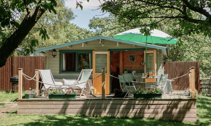 Sittingbourne Cabin | Beautiful secluded log cabin - in Kent orchard.