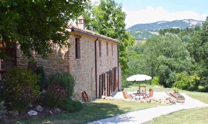 Amandola Apartment | Beautiful Self-Catering Farmhouse Apartments Near Amandola Le Marche With Pool
