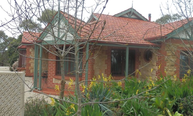 Spring Gully Bed & Breakfast | Beautiful setting, on 100 acres. Sleeps 10 people. Beautiful views.