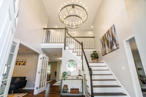 Holbrook House | Beautiful South shore Hidden Gem next to Train Station Boston Louisiana Grill