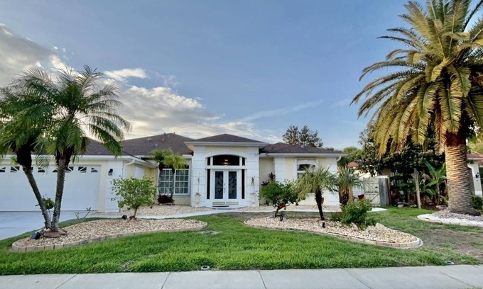 West Melbourne House | BEAUTIFUL & SPACIOUS 3 BEDROOMS HOME WITH LAKE VIEW