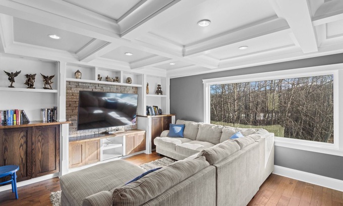 Calgary House | Beautiful Spacious 6 Bedroom Acreage