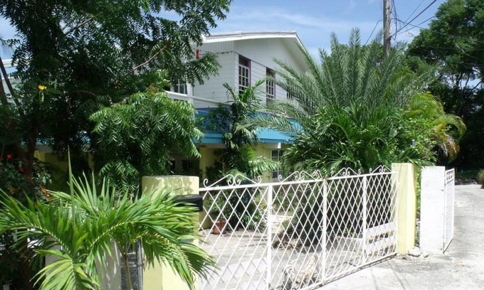 Hastings Apartment | Beautiful, spacious air-conditioned apartment close to south coast beaches