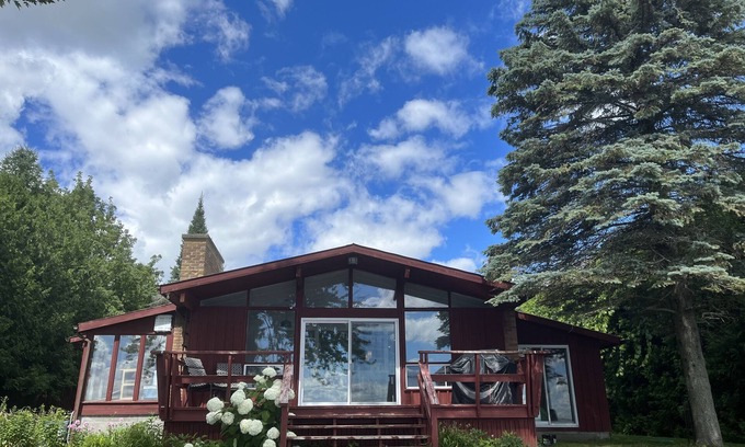 Fenelon Falls Cottage | Beautiful Sturgeon Lake Retreat
