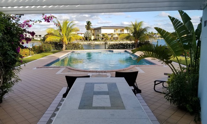 Bahamia West House | Beautiful Townhome on canal with dock slip, 2 min drive to the beach