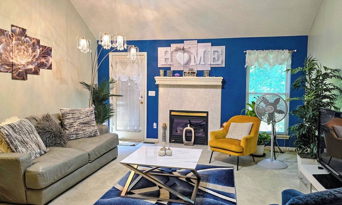 Gladstone House | Beautiful Townhome 11 minutes to Downtown, Kansas City, 15 mins to MCI Airport .
