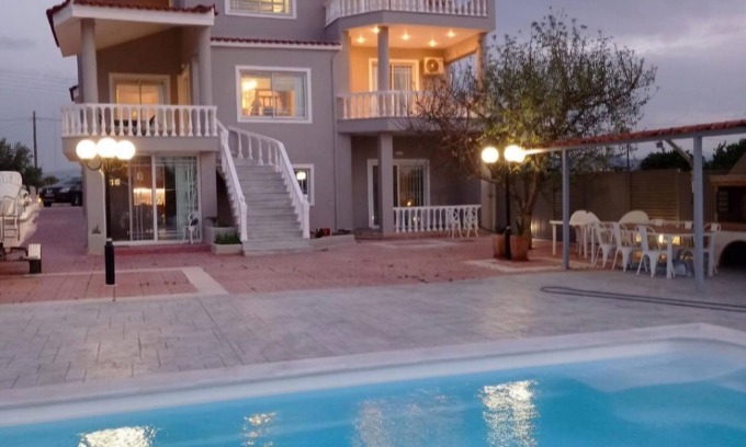Assos-Lechaio Villa | Beautiful Tuscan Villa with pool amongst the vineyards and olive trees.