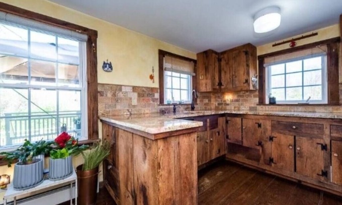 Colchester House | Beautiful Two Bedroom Home with Fireplace