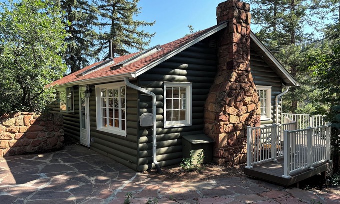 Green Mountain Falls Cottage | Beautiful Cabin in Green Mountain Falls - 20 mins from downtown Colo Springs!