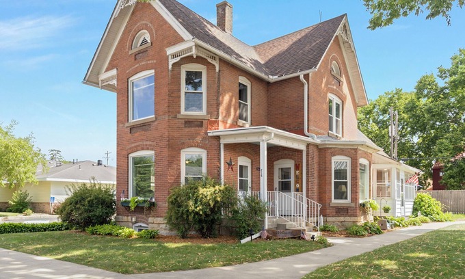 Guttenberg House | Beautiful Victorian Home One Block from Mississippi River!