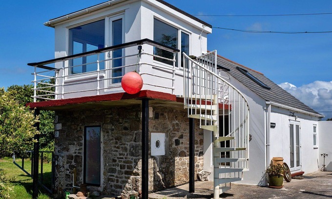 Pendeen House | Beautiful villa for 2 guests with WIFI, terrace and pets allowed