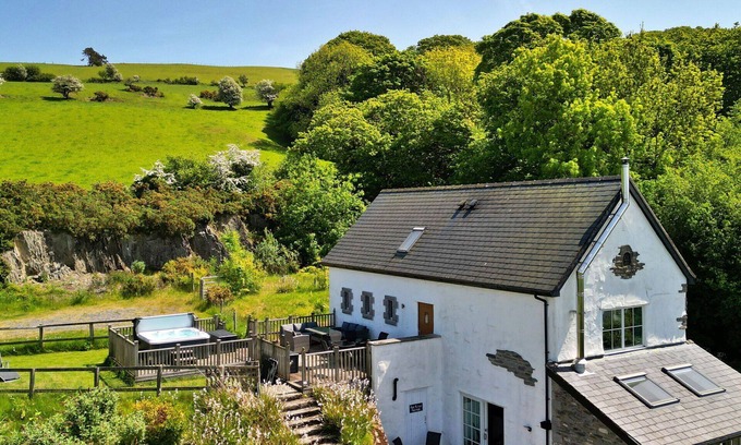 Eglwysbach House | Beautiful villa for 7 guests with WIFI, hot tub and terrace