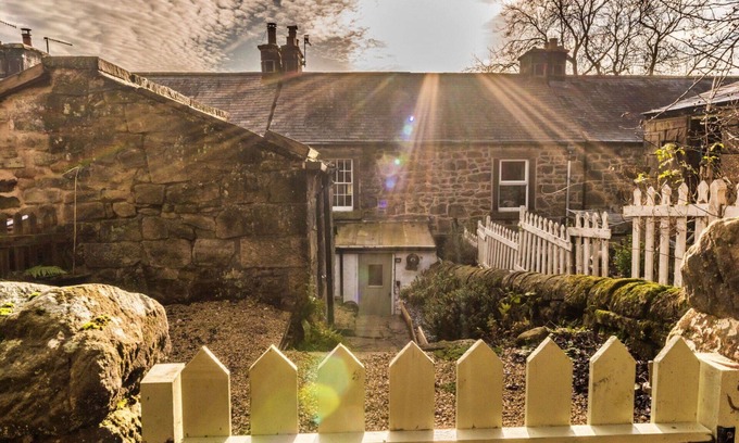 Holestone Moor House | Beautiful villa for 4 guests with WIFI, TV and terrace