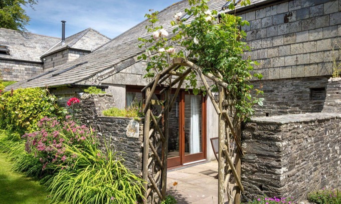 Fivelanes House | Beautiful villa for 5 guests with WIFI, hot tub, patio, pets allowed and parking