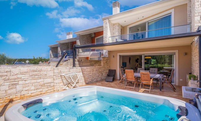 Krizine House | Beautiful villa for 6 guests with private pool, A/C, WIFI, TV, terrace, pets allowed and parking