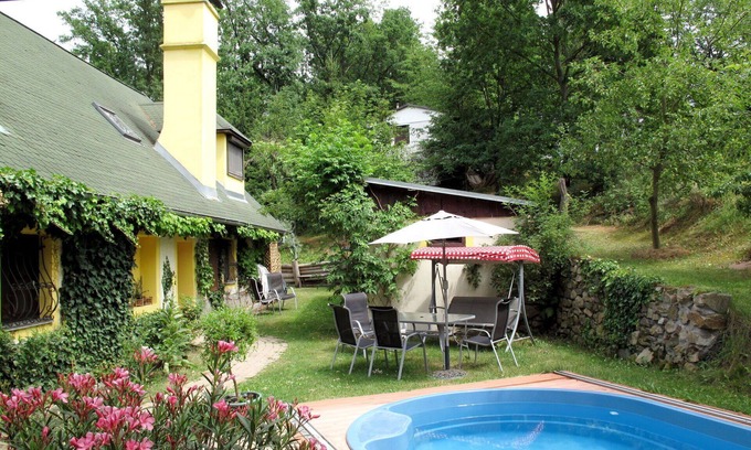 Holubovska Basta Villa | Beautiful villa for 6 people with WIFI, A/C, private pool, TV, patio and parking