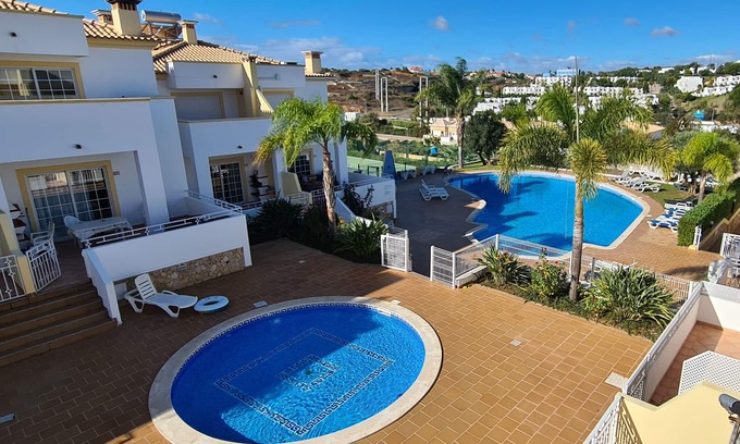 Urbanizacao dos Calicos Villa | Beautiful villa in Albufeira, small condominium with 2 swimming pools and tennis court
