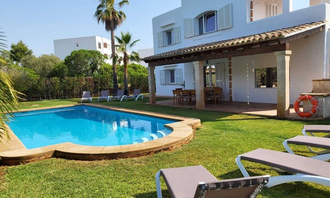 Portopetro Ski Chalet | Beautiful Villa in Cala D'or with big garden, large pool and bbq for max 8 people