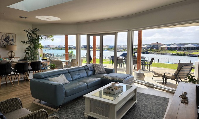 Nangkita House | Beautiful waterfront home with kyacks nn