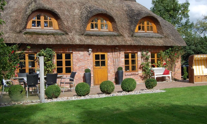 Hauert House | Beautiful well-kept thatched cottage in Tating WLAN, sauna, fireplace, quiet location