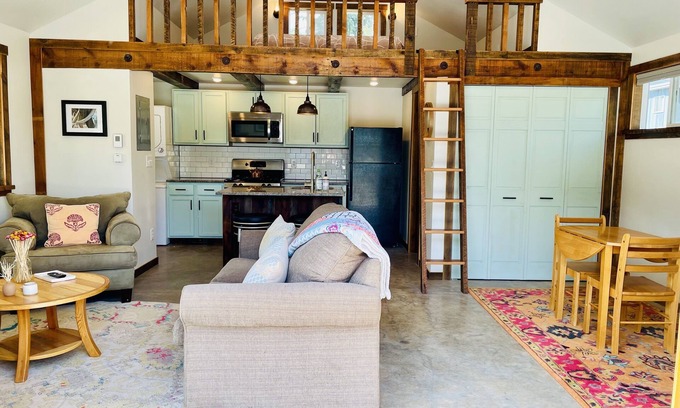 Westside Cottage | Beautiful West Side Bungalow