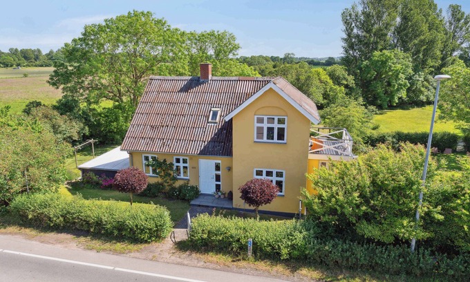 Faldsled Villa | Beautiful yellow country villa by the water