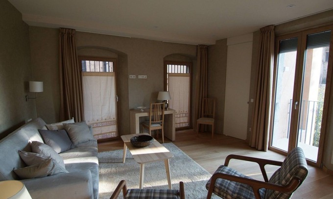 Old Town House | Beautifully furnished luxury two bedroom apartment in Barri Vell, Girona