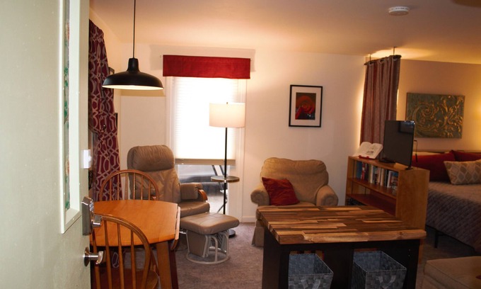 Salem Apartment | Beautifully furnished Studio with AC and WiFi in fantastic Salem