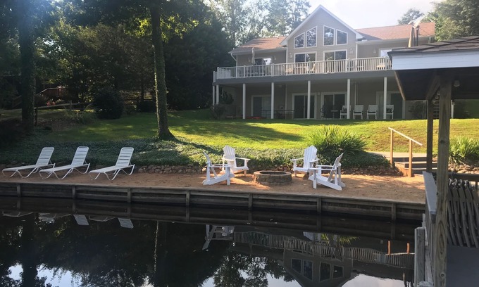 Bracey House | BEAUTIFULLY FURNISHED WATERFRONT HOME NEAR GOLF COURSE, WINERY, & DINING