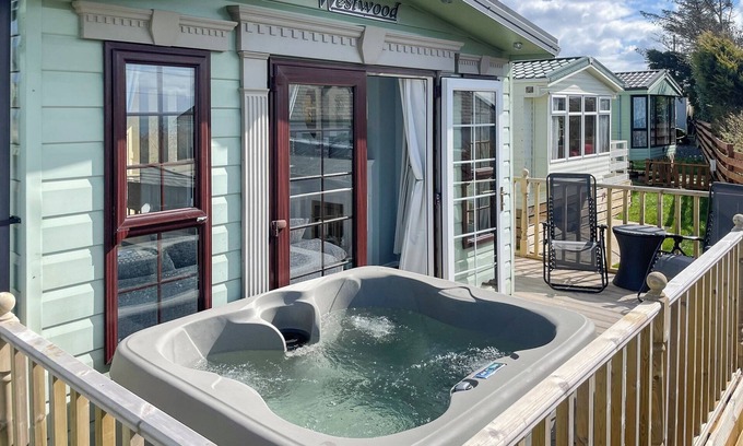 Monreith Cottage | Beautifully located overlooking Luce Bay and with the added bonus of a hot tub.