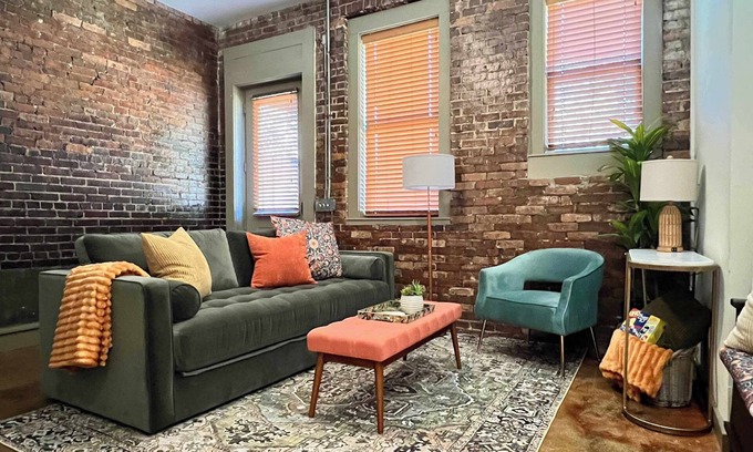Springfield Apartment | Beautifully Modern Townhouse in Historic SPR!