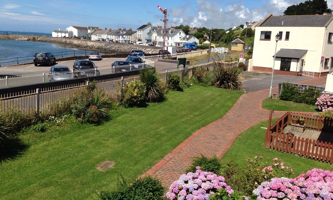 Instow Apartment | Beautifully presented and spacious 2 bedroom apartment offering fabulous views